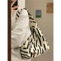 Niche high-quality zebra pattern canvas bag female 2022 new large-capacity tote bag student class shoulder bag